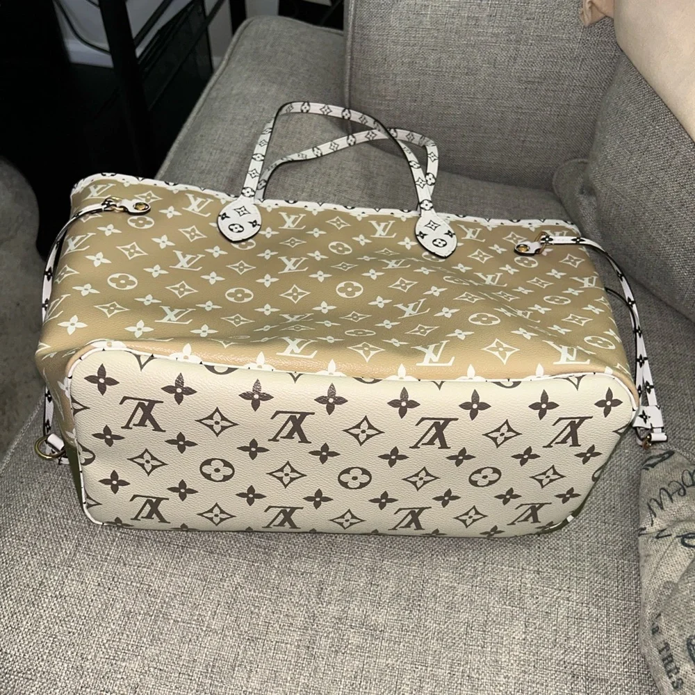 Louis Vuitton Guaranteed Authentic Monogram Giant Neverful MM Khaki and Beige - Picture 8 of 16